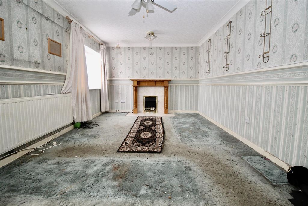 Property photo 2 of 14 Lounge