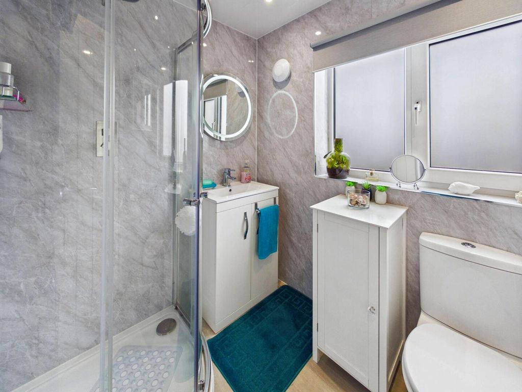Property photo 2 of 13 Bathroom