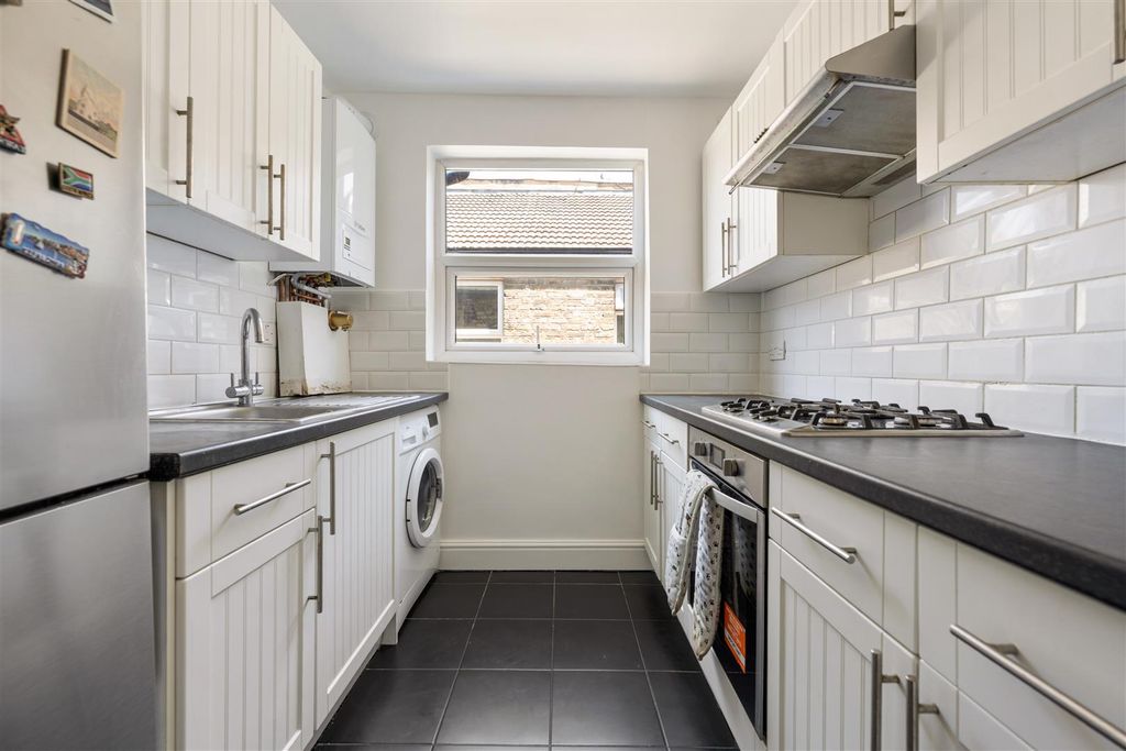 Property photo 3 of 23 Cottenham Road, E17