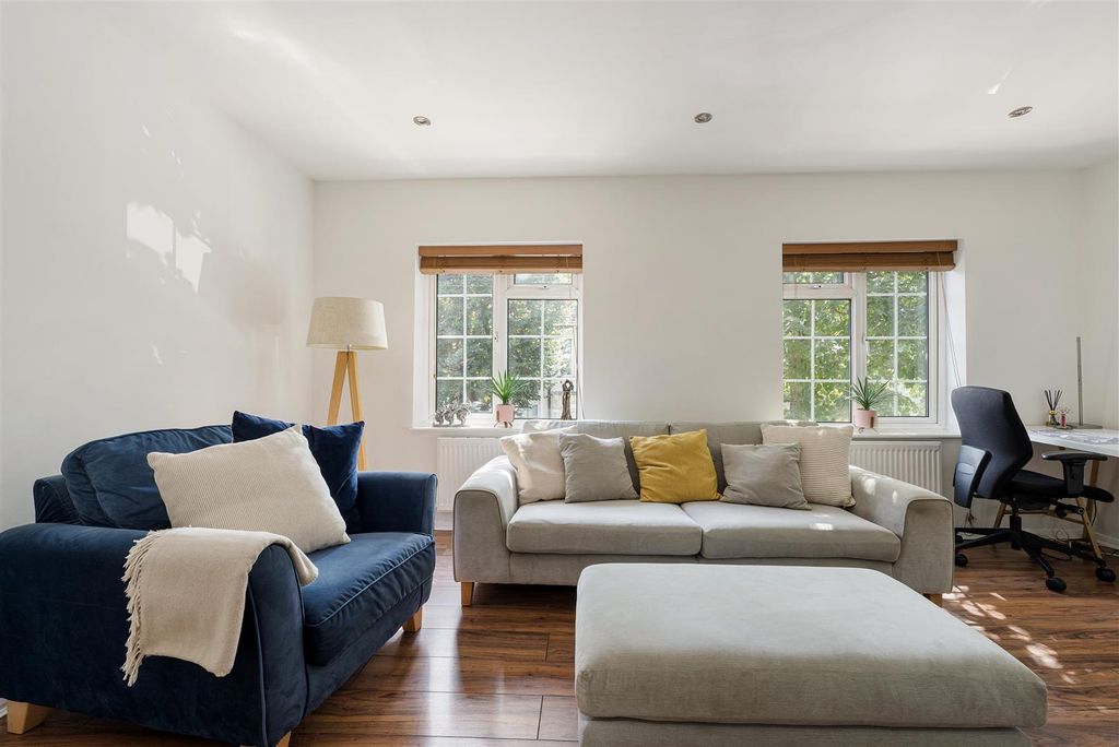 Property photo 3 of 27 Victoria Road, E17