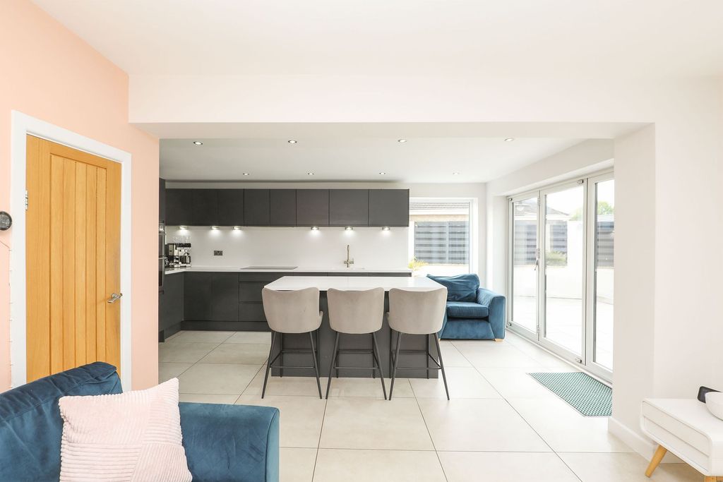 Property photo 2 of 32