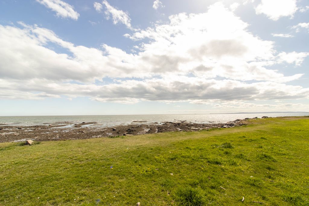 Property photo 3 of 34 Sea View