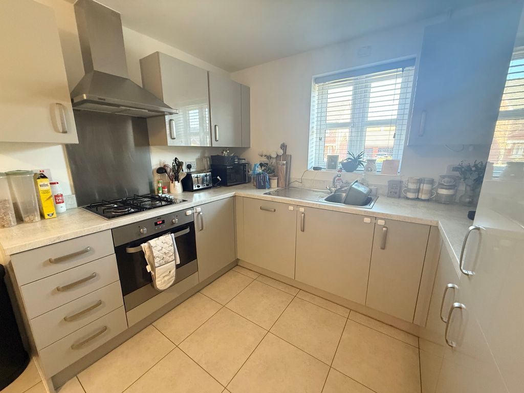 Property photo 2 of 18 Kitchen 2
