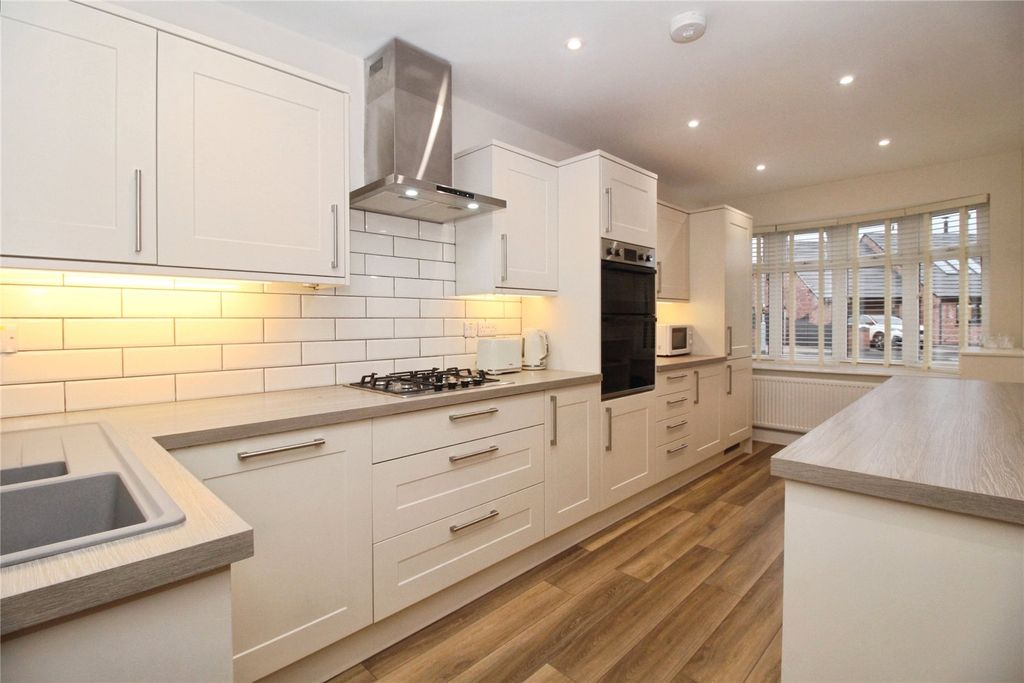 Property photo 2 of 17 Living Kitchen