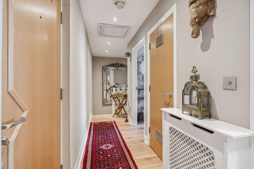 Property photo 3 of 17 Entrance Hall