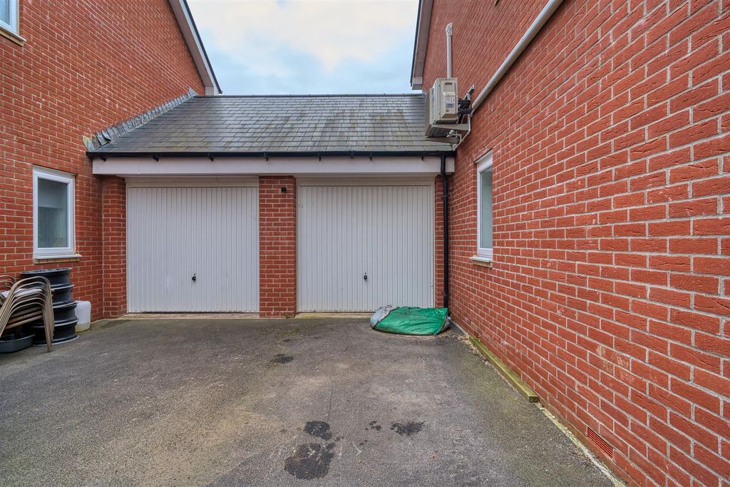 Property photo 2 of 11 Garage