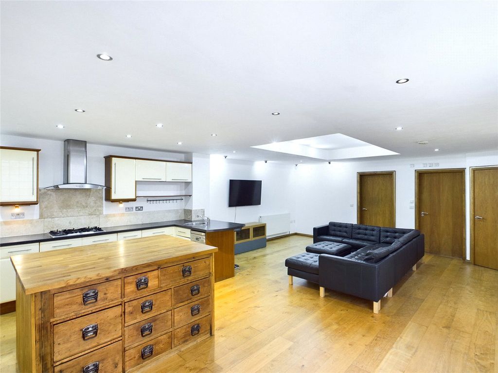Property photo 2 of 11 Picture No. 12