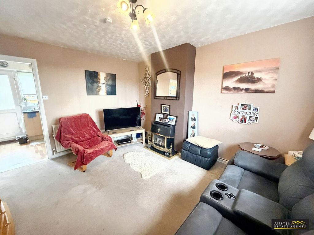 Property photo 3 of 11 Lounge