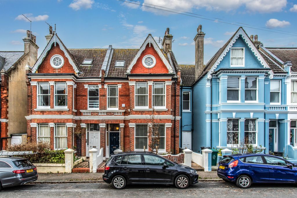 Property photo 1 of 42 24 Lancaster Road6