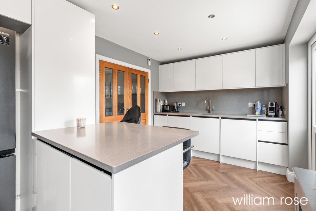Property photo 3 of 21 Crownfieldavenue_26.Jpg