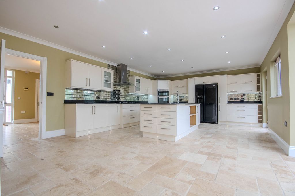 Property photo 1 of 39