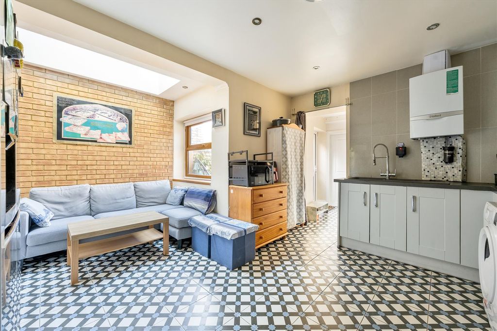 Property photo 2 of 28 Chingford Road, E17