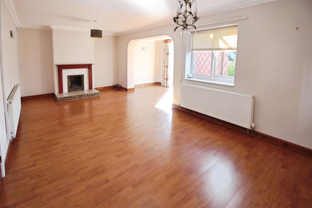 Property photo 2 of 18 Lounge