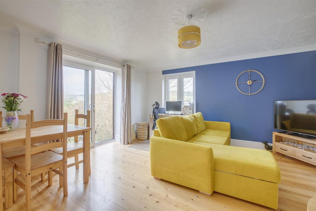 Property photo 2 of 15 39 Gandon Vale, Hp13 5LG-6.Jpg