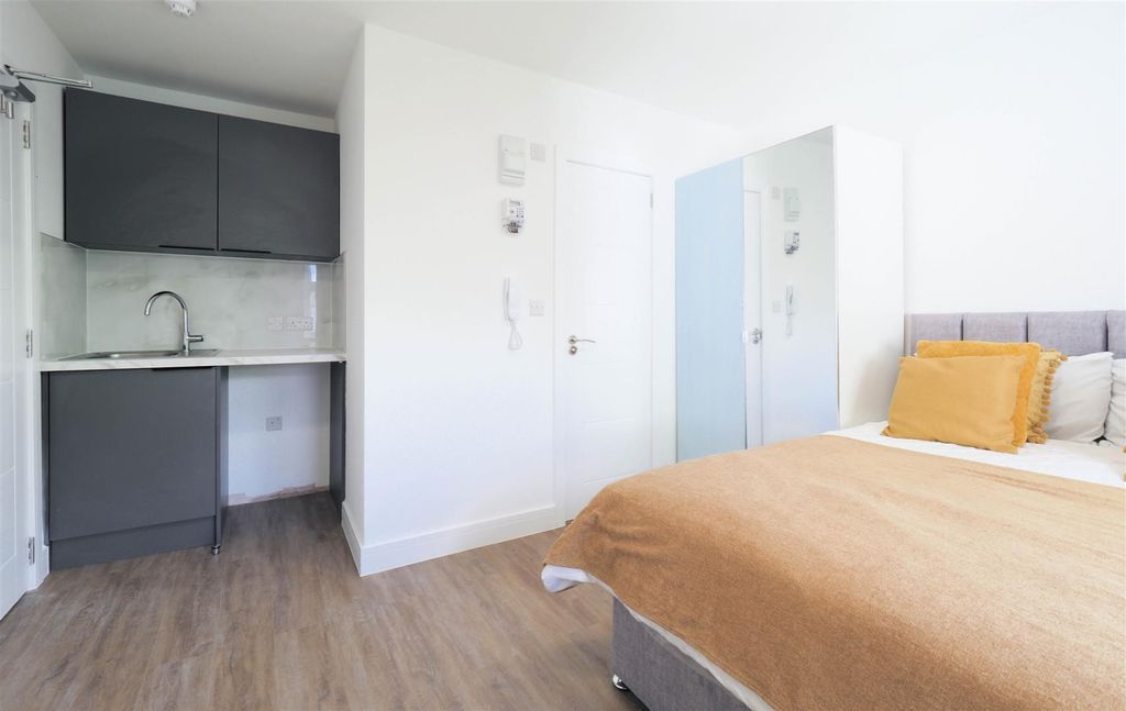 Property photo 1 of 13 Room