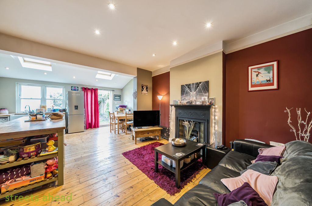 Property photo 3 of 19 36F7354c-Cb7F-496...