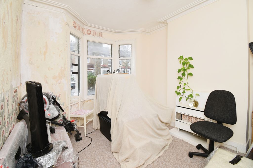 Property photo 3 of 16 Front Reception