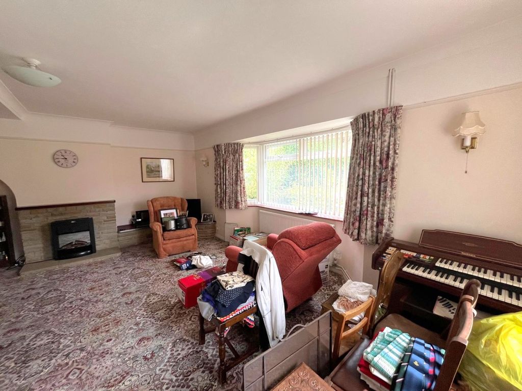 Property photo 3 of 12 03Lounge