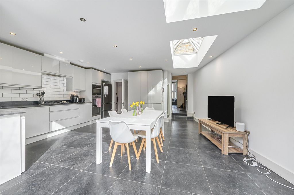 Property photo 2 of 29 Picture No. 13