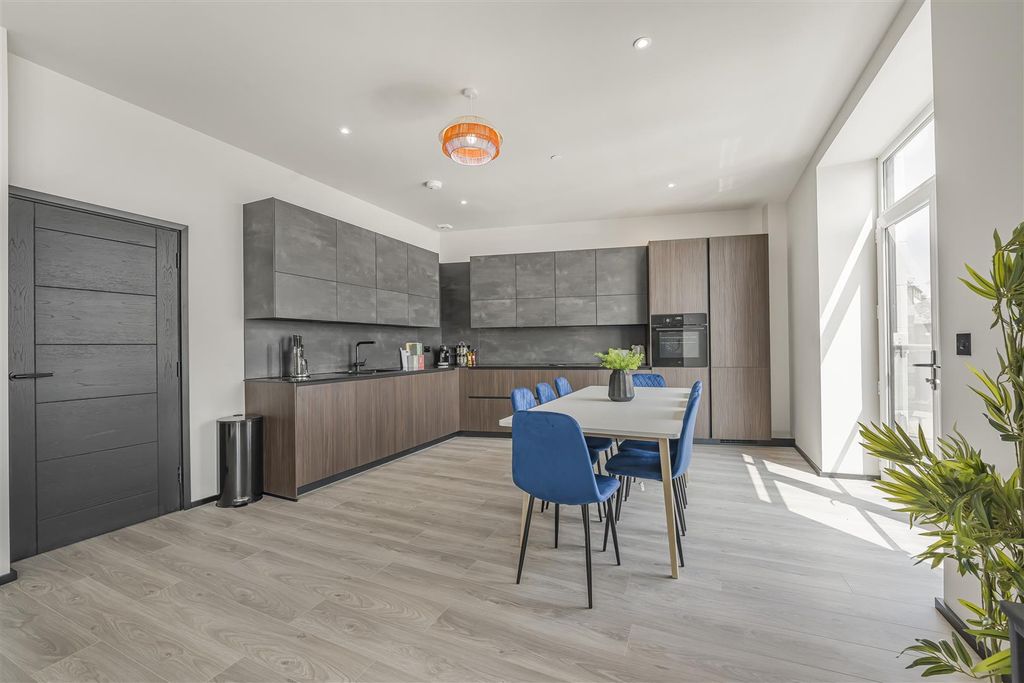 Property photo 3 of 17 A7406651.Jpg