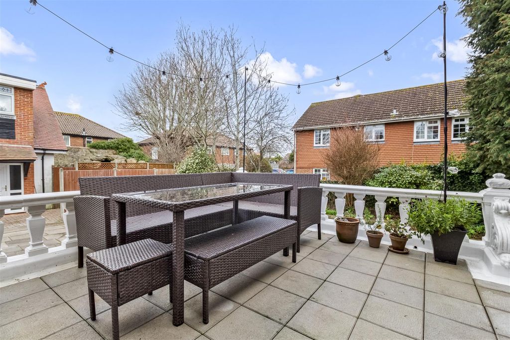 Property photo 3 of 14 4, 14 Bulkington Ave-011.Jpg