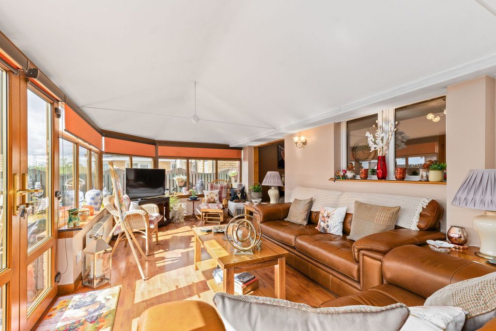 Property photo 2 of 30 Conservatory / Second Lounge