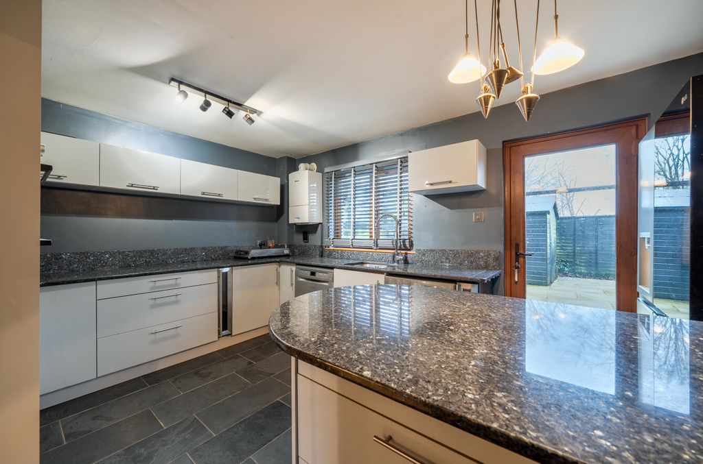 Property photo 2 of 11 1387298-1-6937Fca...