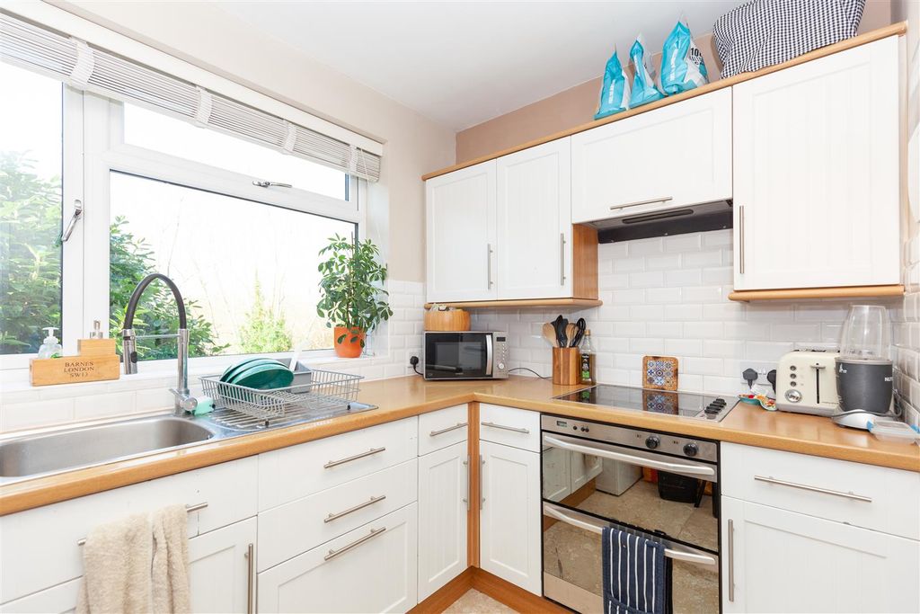 Property photo 3 of 9 Kitchen.Jpg