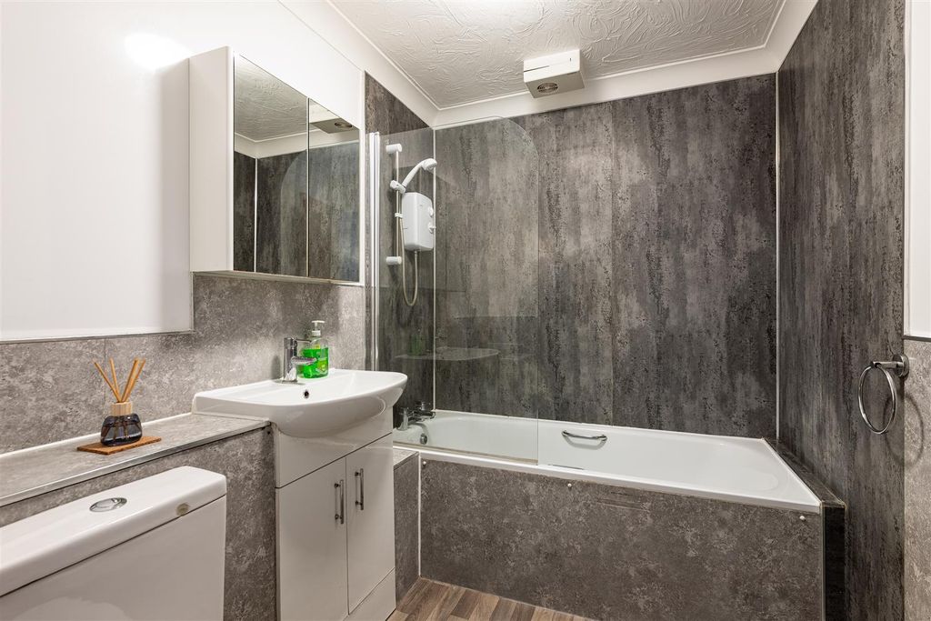 Property photo 3 of 9 Flat 16 Grange House Bathroom.Jpg