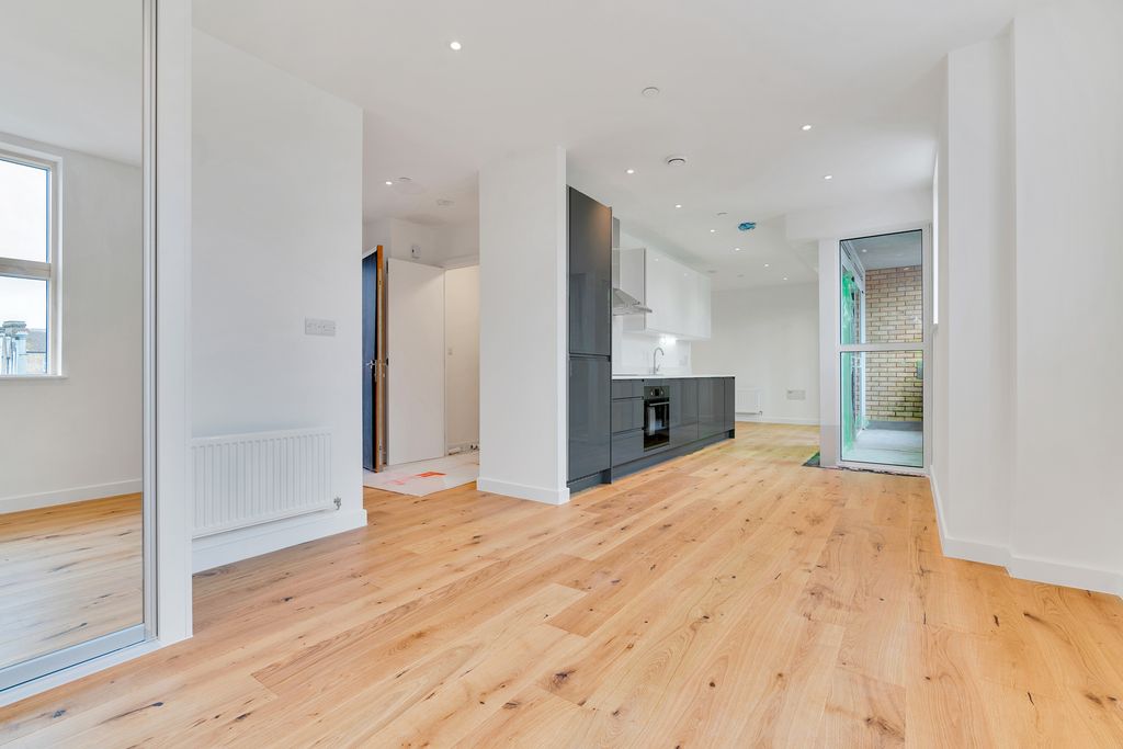 Property photo 1 of 9 Photo 01