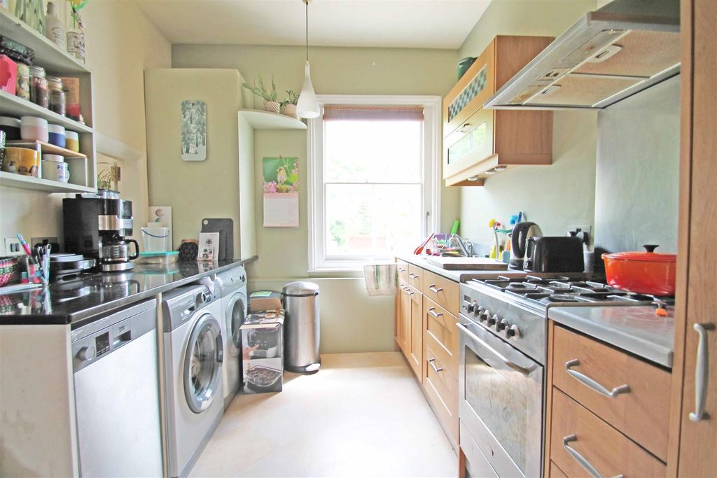 Property photo 3 of 10 Kitchen