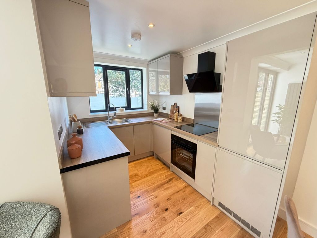 Property photo 3 of 11 Kitchen