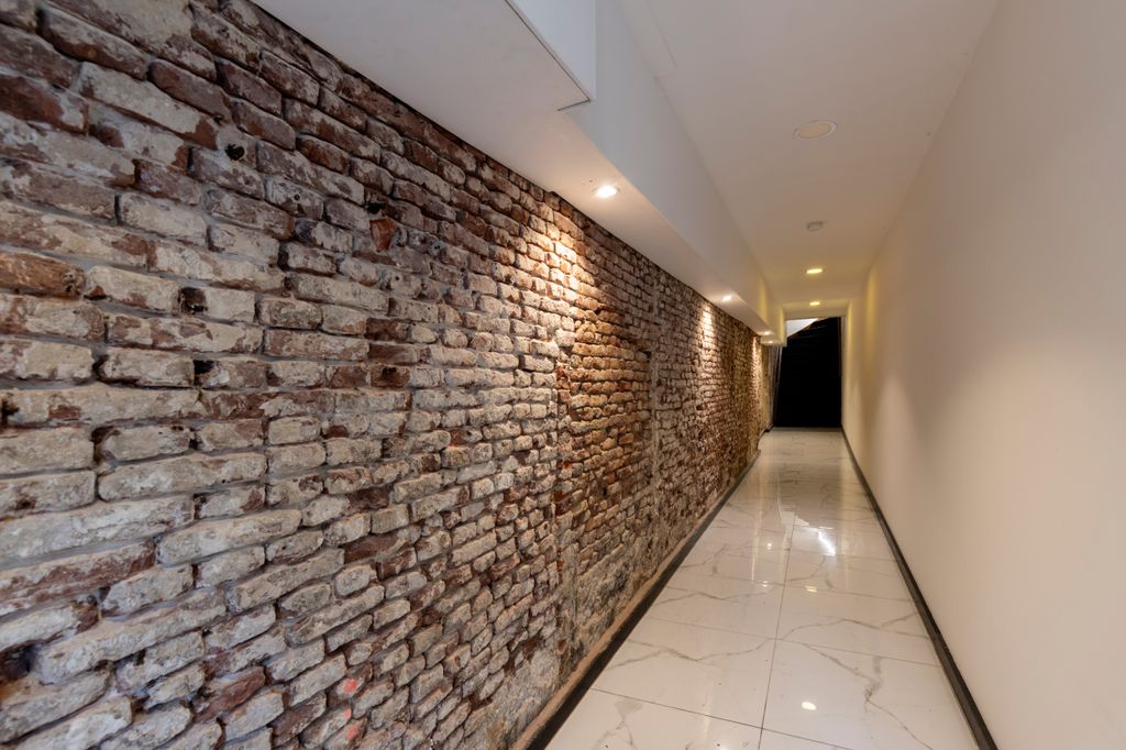 Property photo 2 of 43