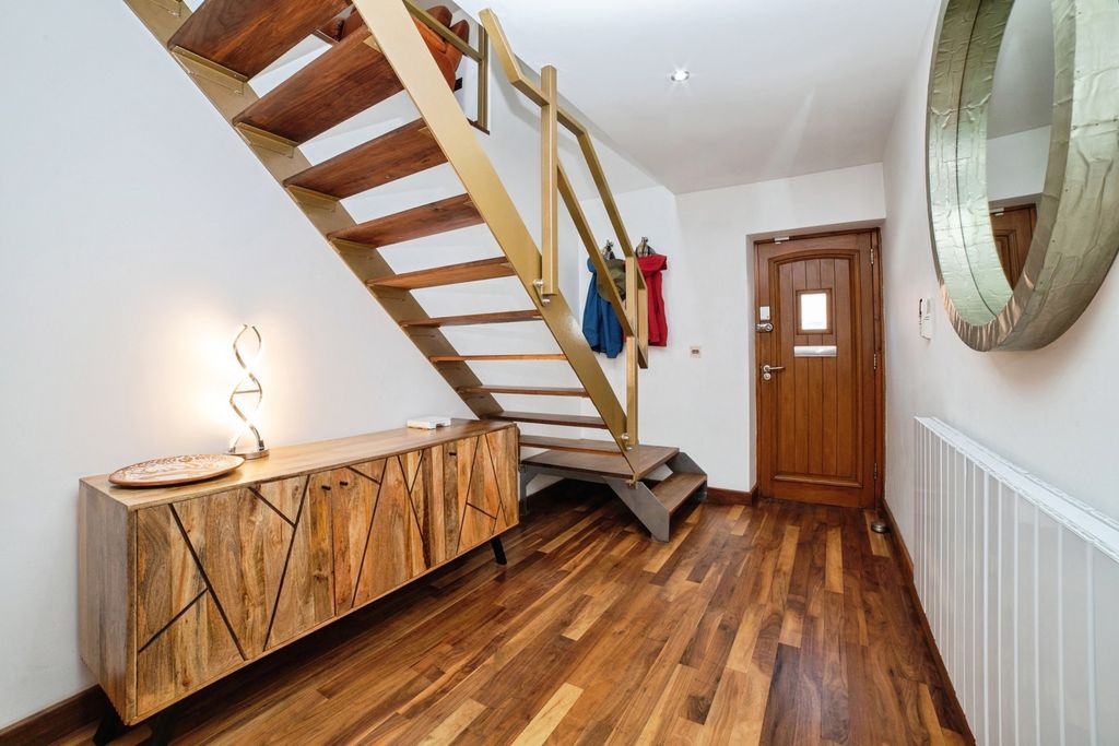 Property photo 2 of 28 Entrance Hall