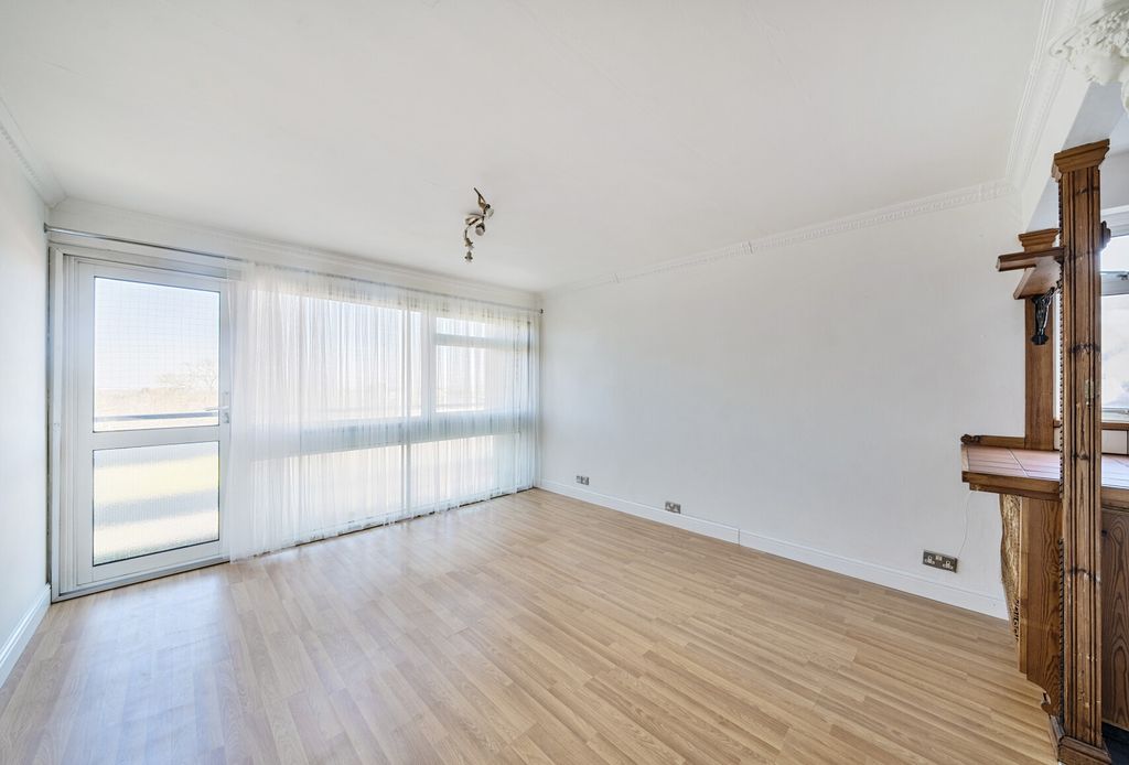 Property photo 3 of 9 Living Space