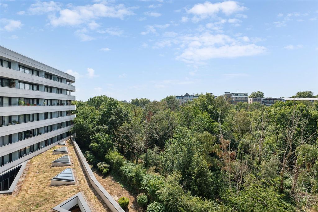 Property photo 2 of 14 Edmunds House, W4 - For Sale