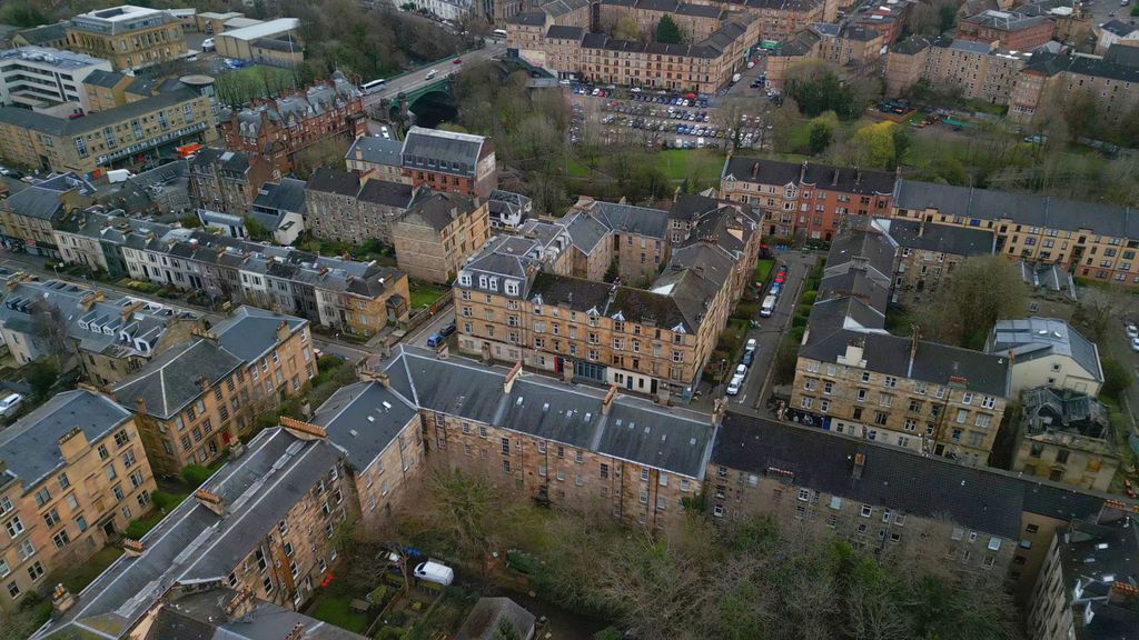 Property photo 1 of 19 43 Bank Street, G12 8Ne