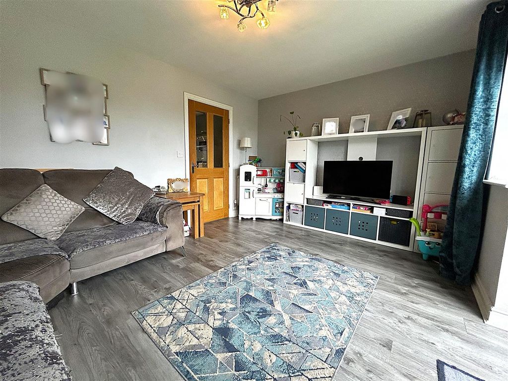 Property photo 3 of 16 Lounge