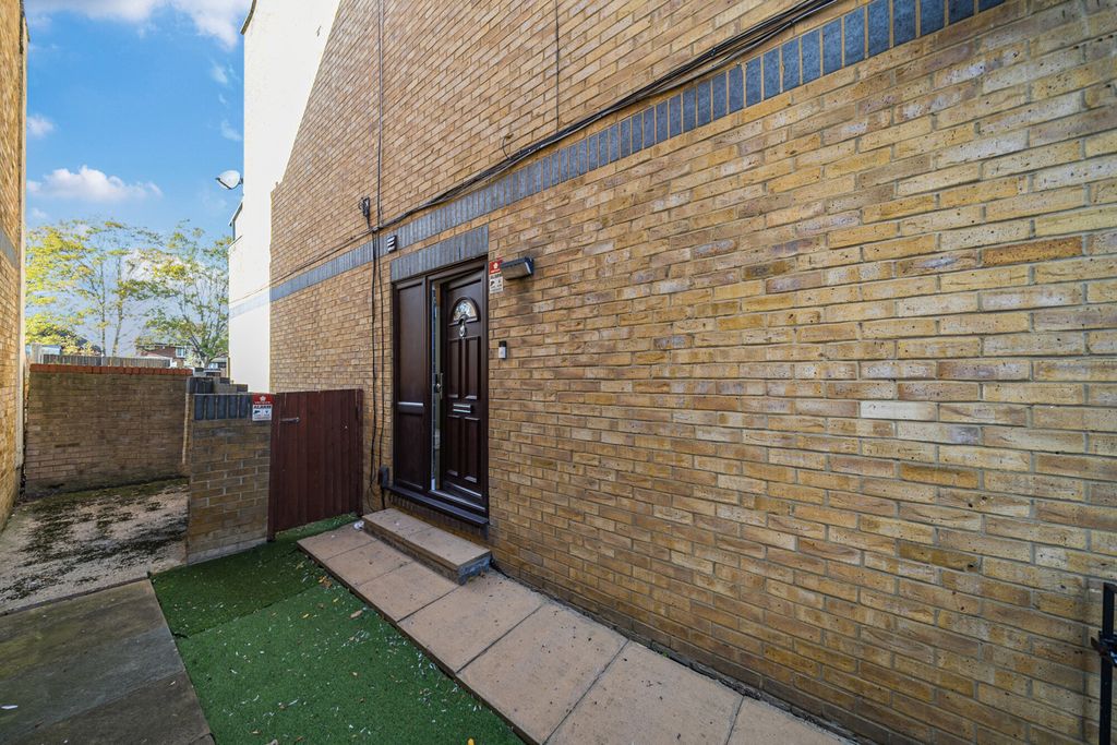 Property photo 3 of 21 Outside Space