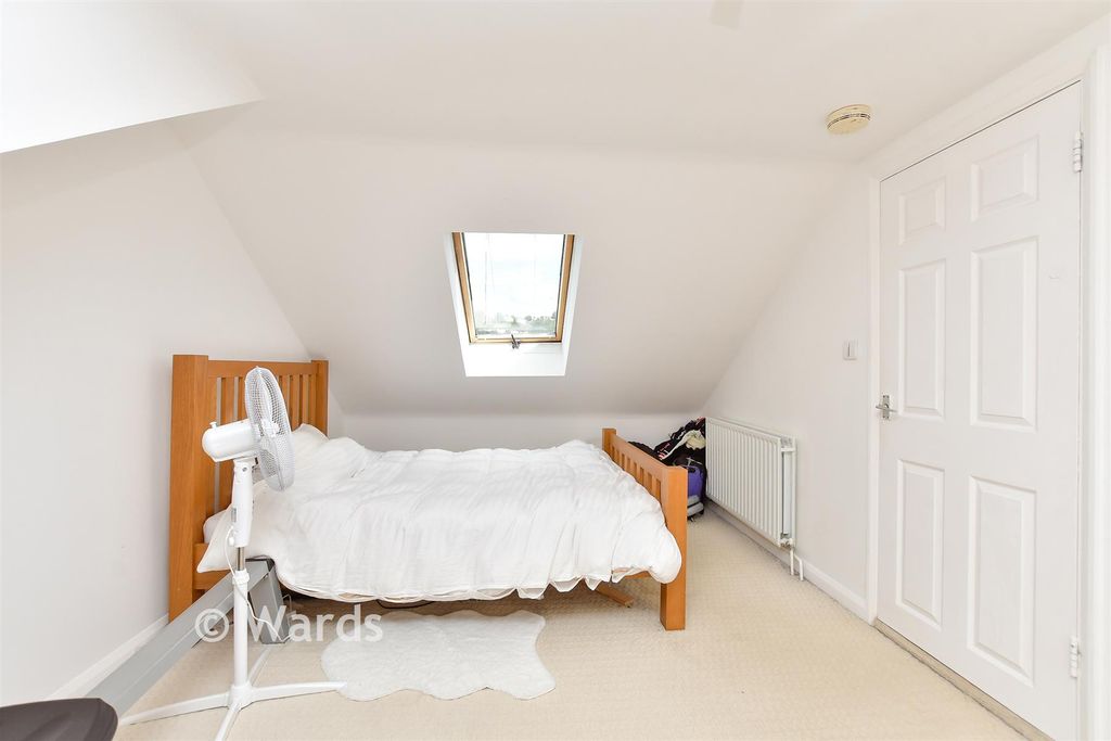 Property photo 1 of 9 Bedroom