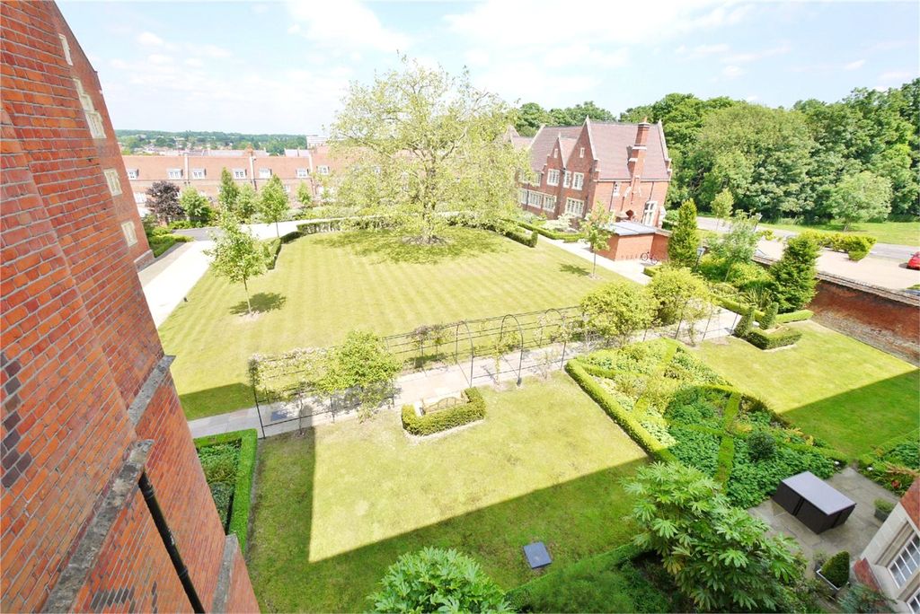 Property photo 3 of 17 Communal Gardens