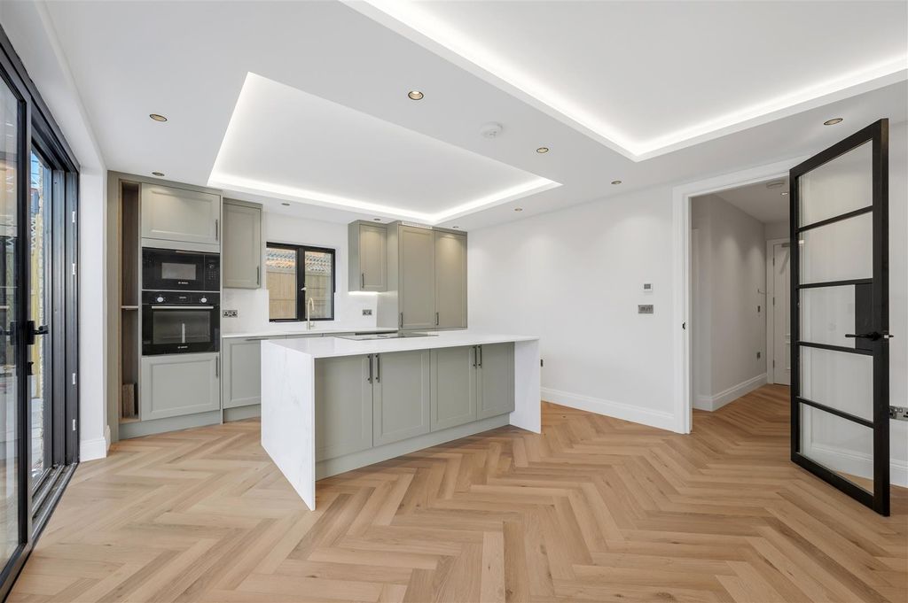 Property photo 2 of 11 Flat 1 Navy Rose Apartments-4.Jpg