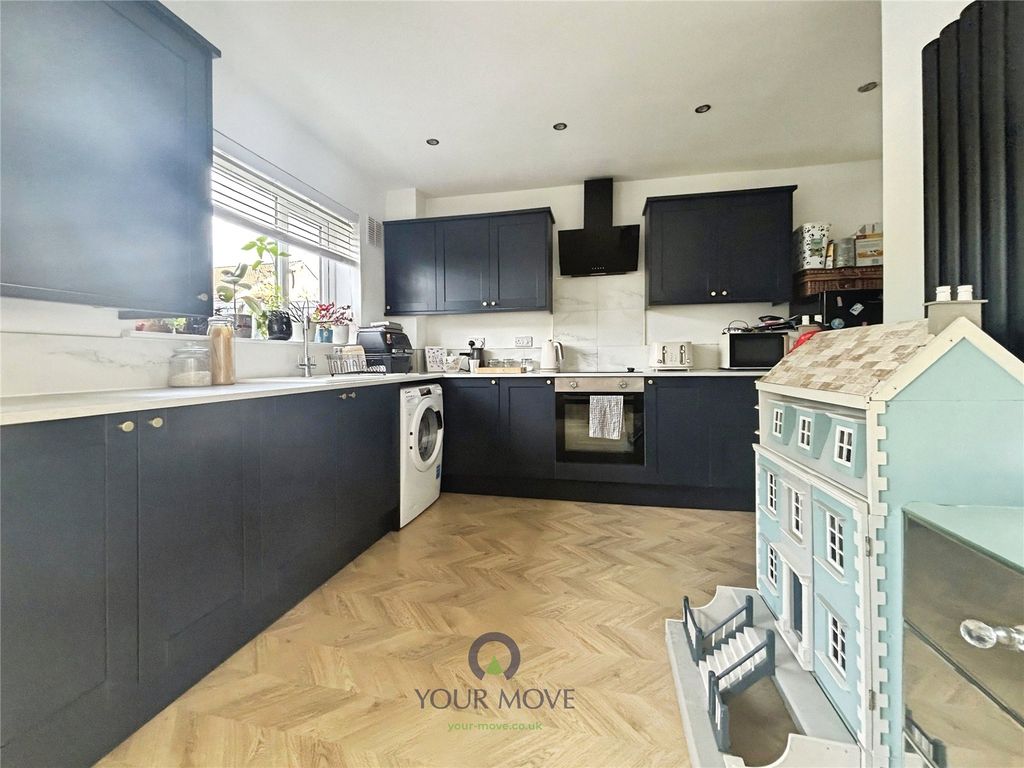 Property photo 2 of 7 Kitchen
