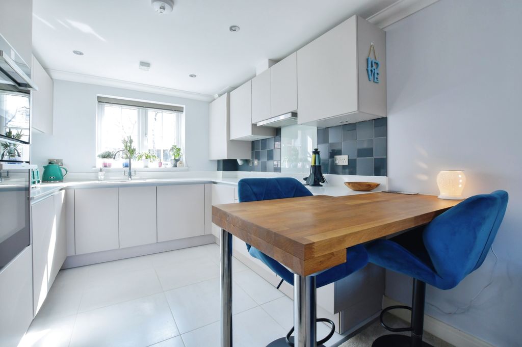 Property photo 3 of 11 Kitchen