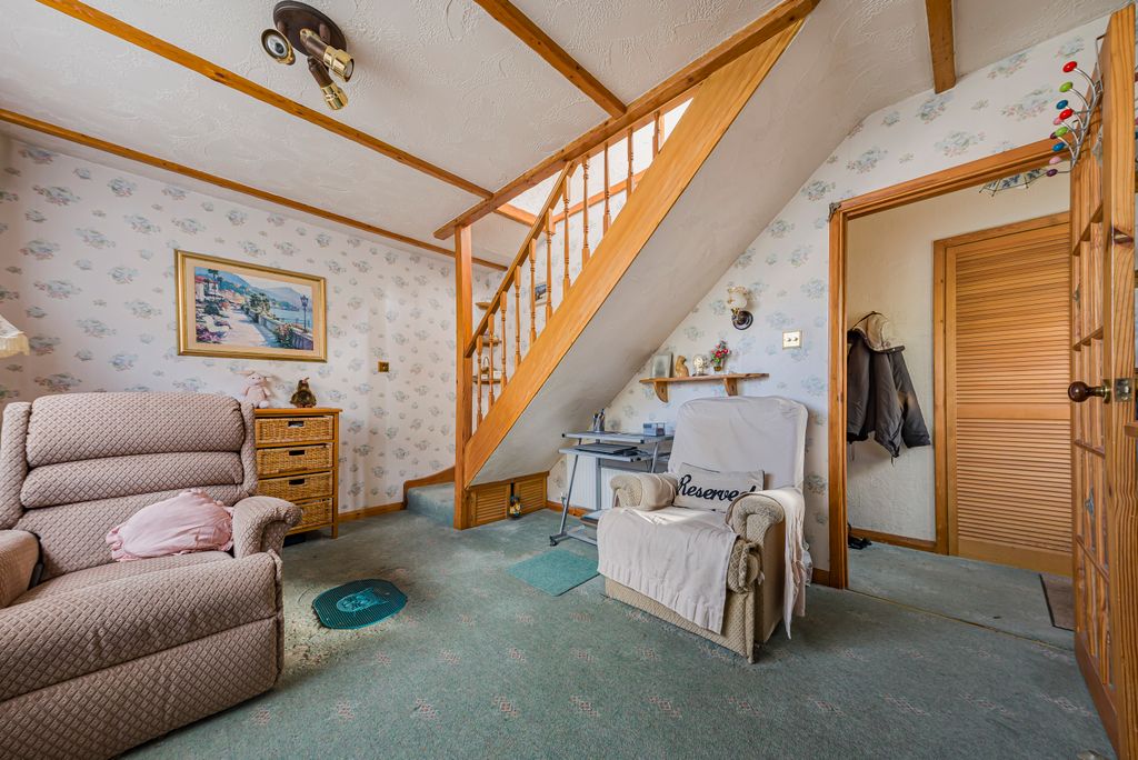 Property photo 2 of 19 Lounge (3)