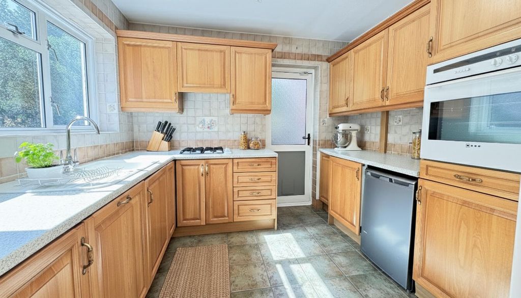 Property photo 2 of 10 Kitchen