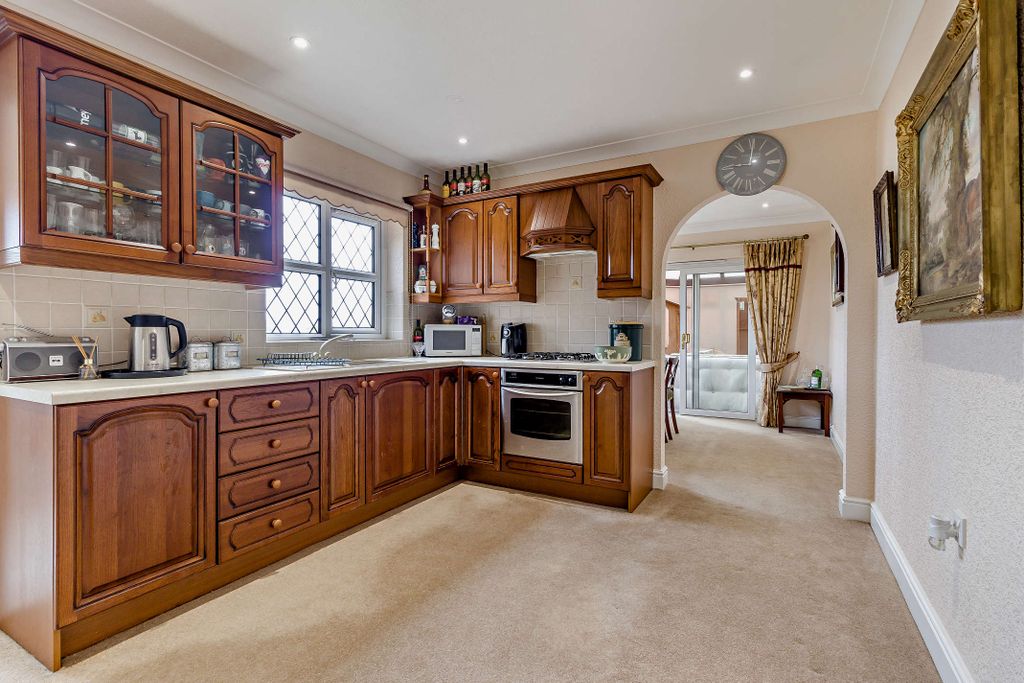 Property photo 2 of 14 8661220-Interior07-800