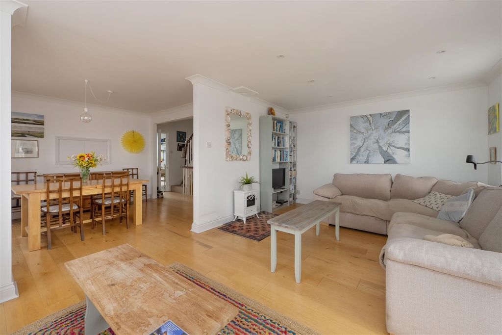 Property photo 2 of 24 Island Wall, Whitstable