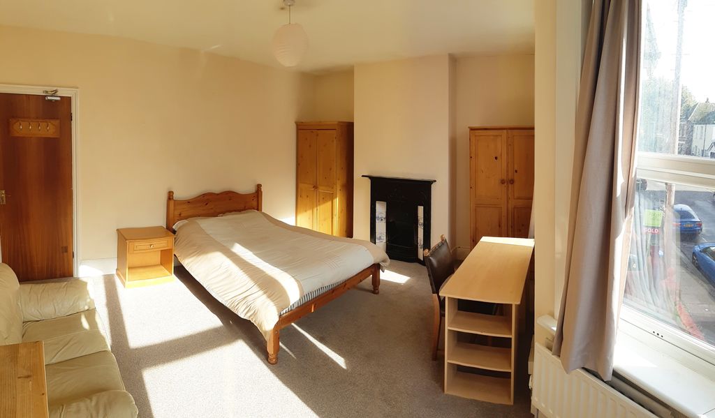 Property photo 2 of 6 Bedroom