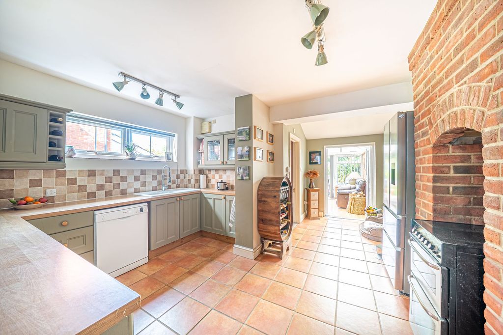 Property photo 3 of 24 Kitchen/Breakfast Room